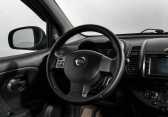 Подержанный автомобиль Nissan Note 2007 года (15 фото)
