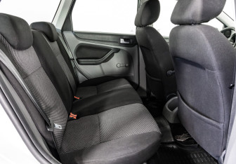 Подержанный автомобиль Ford Focus Wagon 2010 года (14 фото)