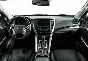 Подержанный автомобиль Mitsubishi Pajero Sport 2017 года (13 фото)