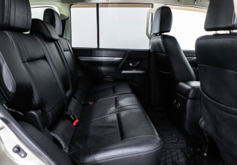 Подержанный автомобиль Mitsubishi Pajero 2014 года (19 фото)