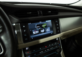 Подержанный автомобиль Jaguar XF Sedan 2016 года (16 фото)
