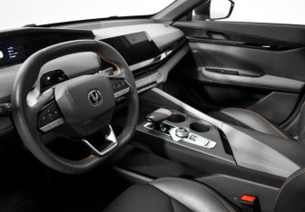 Подержанный автомобиль Changan UNI-V 2023 года (9 фото)