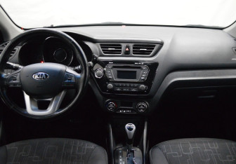 Подержанный автомобиль Kia Rio Hatchback 2014 года (13 фото)