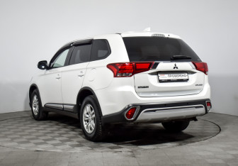Подержанный автомобиль Mitsubishi Outlander 2019 года (7 фото)