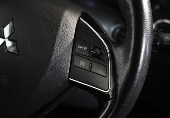 Подержанный автомобиль Mitsubishi Outlander 2019 года (11 фото)