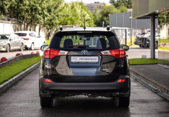 Подержанный автомобиль Toyota RAV4 2015 года (7 фото)