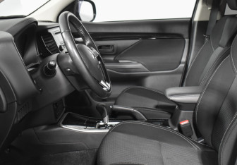 Подержанный автомобиль Mitsubishi Outlander 2019 года (10 фото)