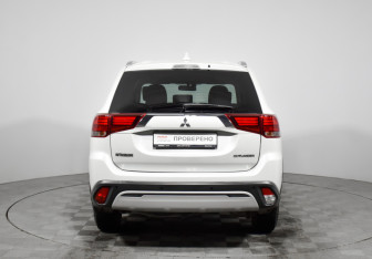 Подержанный автомобиль Mitsubishi Outlander 2019 года (6 фото)