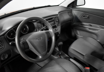 Подержанный автомобиль Kia Rio Hatchback 2006 года (9 фото)