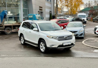 Подержанный автомобиль Toyota Highlander 2010 года (3 фото)