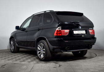Подержанный автомобиль BMW X5 2003 года (7 фото)