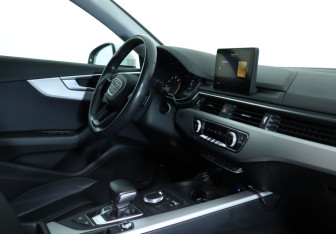 Подержанный автомобиль Audi A4 Sedan 2019 года (10 фото)