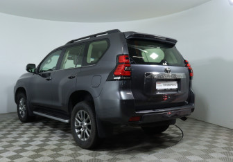Подержанный автомобиль Toyota Land Cruiser Prado 2019 года (8 фото)