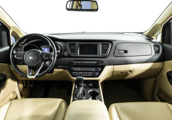 Подержанный автомобиль Kia Carnival 2020 года (13 фото)