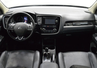 Подержанный автомобиль Mitsubishi Outlander 2016 года (14 фото)
