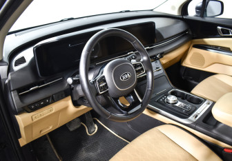 Подержанный автомобиль Kia Carnival 2021 года (9 фото)