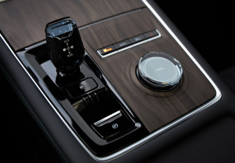 Подержанный автомобиль Geely Monjaro 2025 года (18 фото)