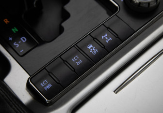 Подержанный автомобиль Toyota Land Cruiser Suv 2015 года (23 фото)