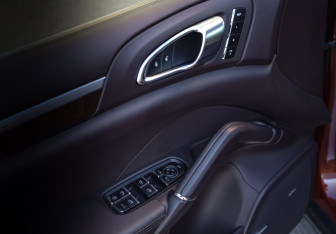 Подержанный автомобиль Porsche Cayenne 2012 года (18 фото)