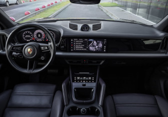 Подержанный автомобиль Porsche Cayenne 2023 года (12 фото)
