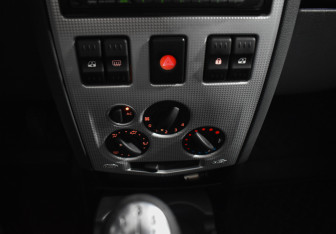 Подержанный автомобиль Renault Logan Sedan 2009 года (15 фото)