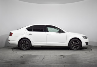 Подержанный автомобиль Skoda Octavia Liftback 2014 года (4 фото)