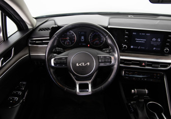 Подержанный автомобиль Kia K5 2021 года (10 фото)