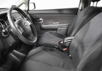 Подержанный автомобиль Nissan Tiida Hatchback 2013 года (10 фото)