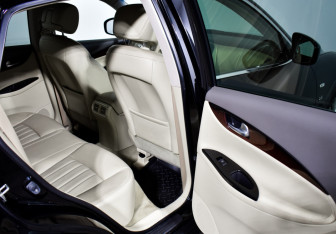 Подержанный автомобиль Infiniti QX50 2015 года (12 фото)