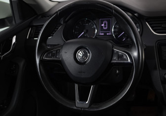 Подержанный автомобиль Skoda Octavia Liftback 2015 года (12 фото)