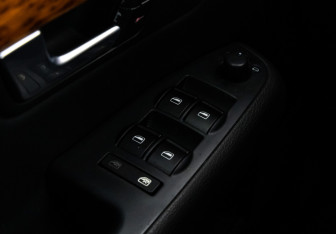 Подержанный автомобиль Audi S4 Sedan 2005 года (17 фото)
