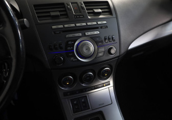 Подержанный автомобиль Mazda 3 Sedan 2011 года (14 фото)