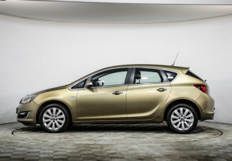 Подержанный автомобиль Opel Astra Hatchback 2013 года (8 фото)