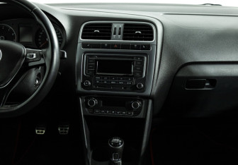 Подержанный автомобиль Volkswagen Polo Sedan 2016 года (14 фото)