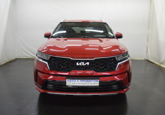 Подержанный автомобиль Kia Sorento 2022 года (2 фото)