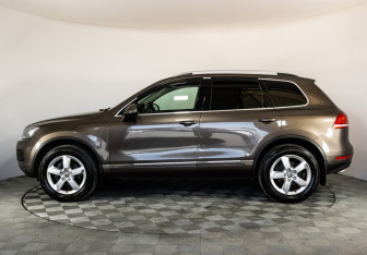 Подержанный автомобиль Volkswagen Touareg 2012 года (8 фото)