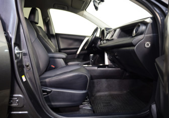 Подержанный автомобиль Toyota RAV4 2015 года (22 фото)