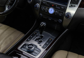 Подержанный автомобиль Hyundai Equus 2012 года (16 фото)