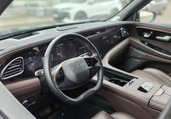 Подержанный автомобиль Exeed VX 2023 года (11 фото)