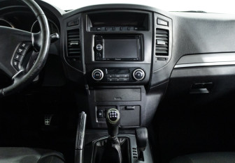 Подержанный автомобиль Mitsubishi Pajero 2008 года (14 фото)