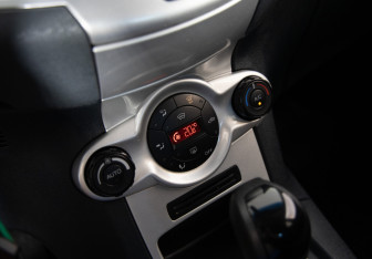 Подержанный автомобиль Ford Fiesta Hatchback 2011 года (13 фото)
