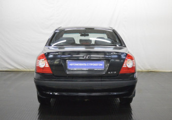 Подержанный автомобиль Hyundai Elantra Sedan 2005 года (6 фото)