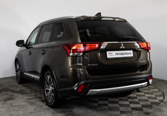 Подержанный автомобиль Mitsubishi Outlander 2018 года (7 фото)