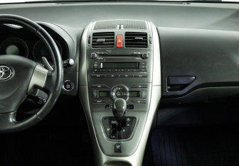 Подержанный автомобиль Toyota Auris Hatchback 2007 года (14 фото)