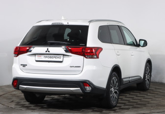 Подержанный автомобиль Mitsubishi Outlander 2017 года (4 фото)