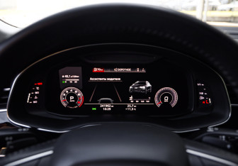 Подержанный автомобиль Audi Q8 2018 года (16 фото)