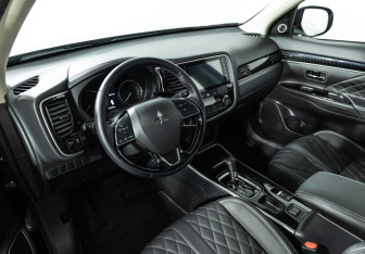 Подержанный автомобиль Mitsubishi Outlander 2022 года (11 фото)