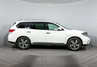 Подержанный автомобиль Nissan Pathfinder 2015 года (4 фото)