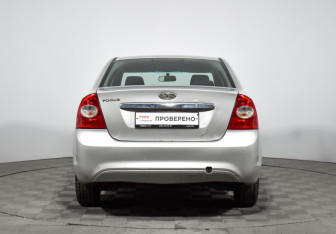 Подержанный автомобиль Ford Focus Sedan 2009 года (6 фото)