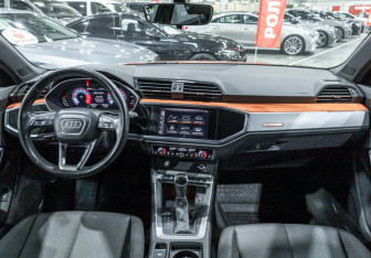 Подержанный автомобиль Audi Q3 2019 года (13 фото)